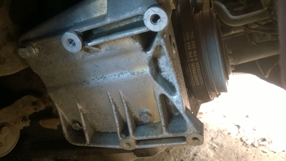 Кронштейн на месте — Audi 100 (C4). Запчасти на фото: 4PK855