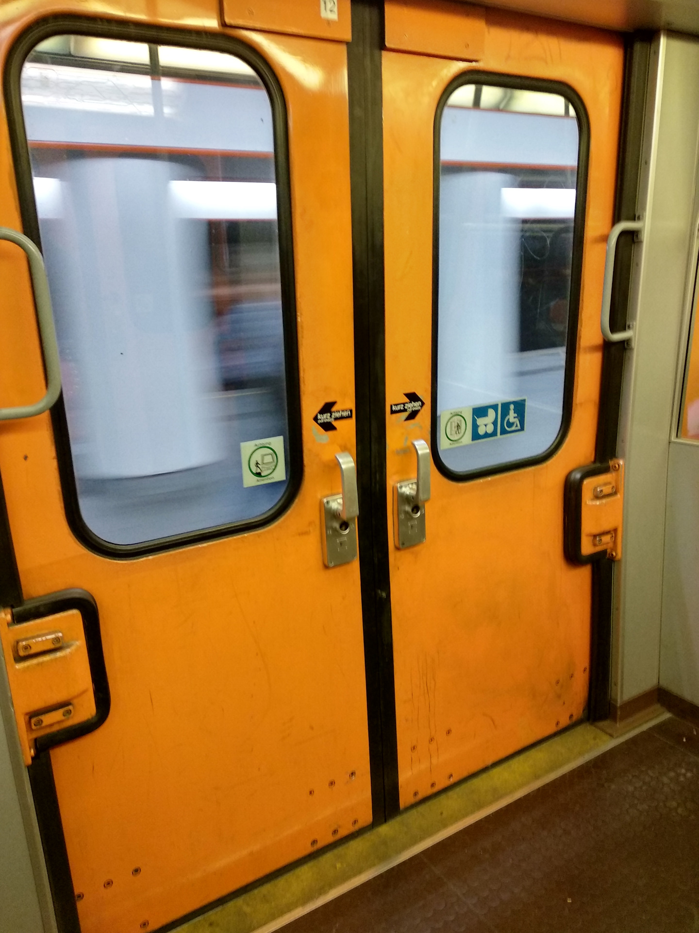 Двери метрополитена. Двери номерного вагона метро. Двери поезда метро. Открытые двери в метро.