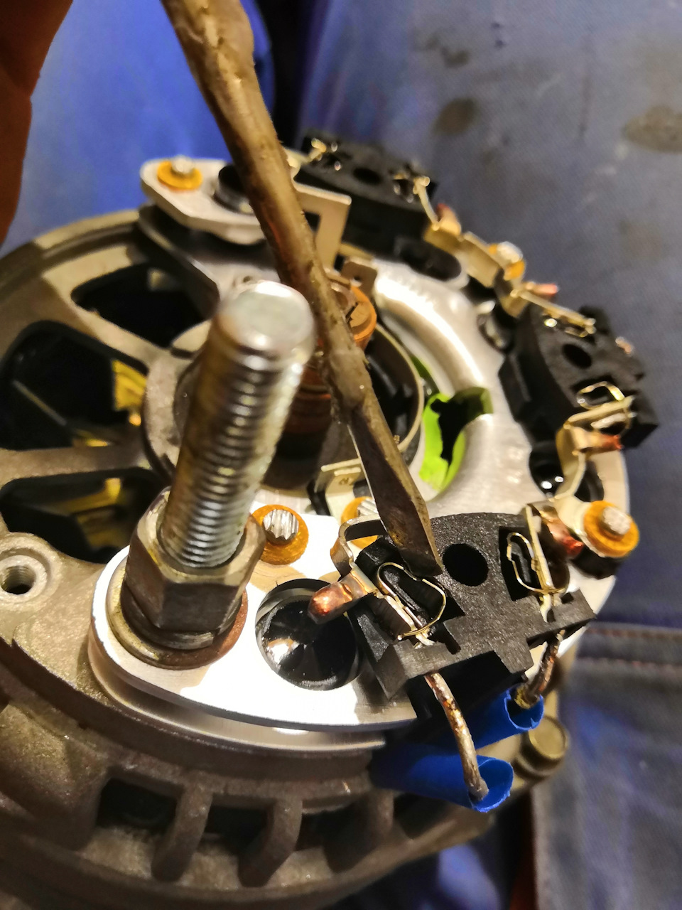 Установка щёток и впаивание диодного моста — Lada Приора седан, 1,8 л ...