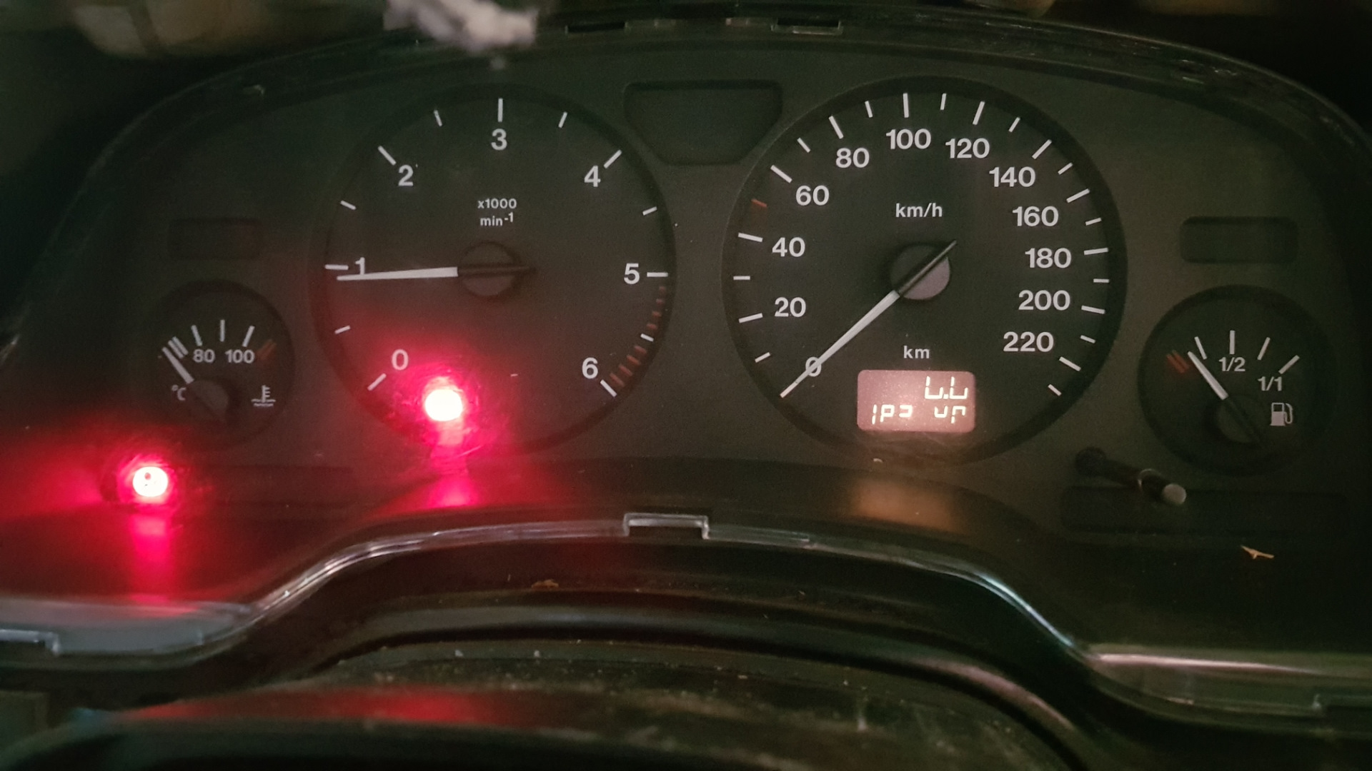 Как работает счётчик пробега. Спидометр ваз 2114 ап. Одометр не светиться на опель зафира а. Не работает километраж. Не работает километраж.