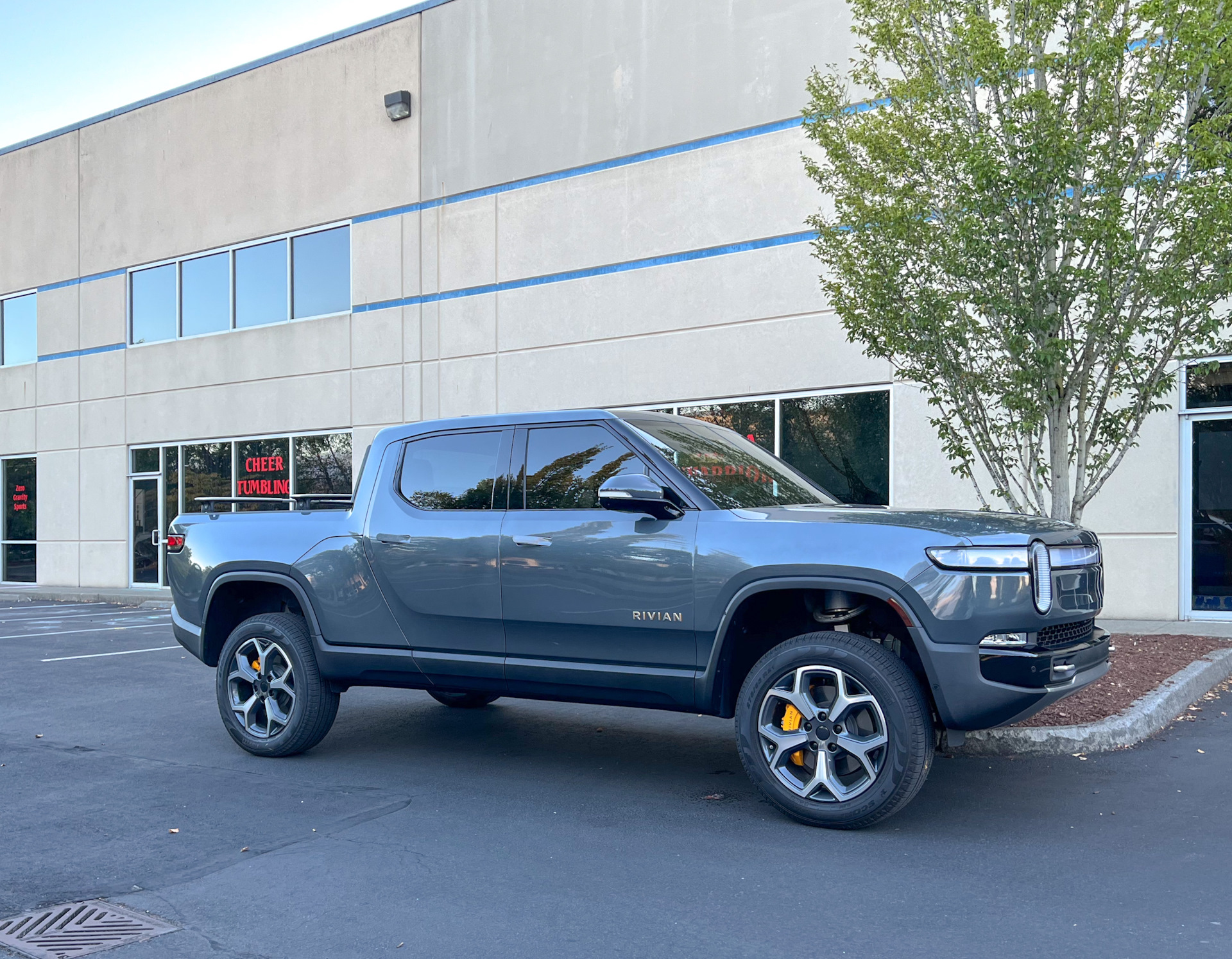 Тест: выравнивание кузова на неровной поверхности — Rivian R1T, 2022 ...