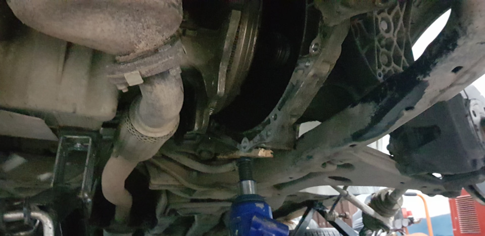 Замена выжимного подшипника, корпус термостата типа метал с али ...