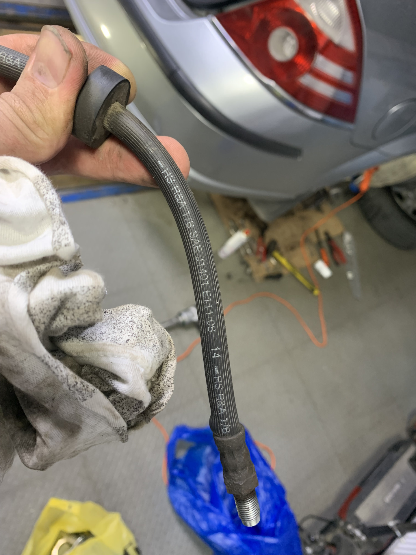 Замена правого заднего тормозного шланга. Новые троса ручника. — Ford ...