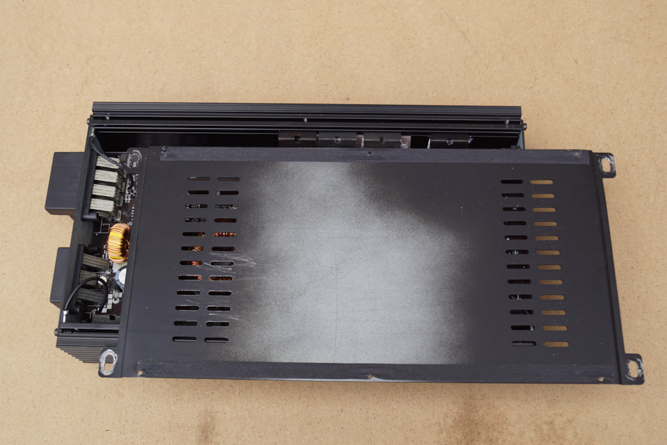 Нижняя крышка на 6 винтах крепится в литой корпус через ленту, чтобы не издавала лишних звуков видимо. — Lada Приора Купе