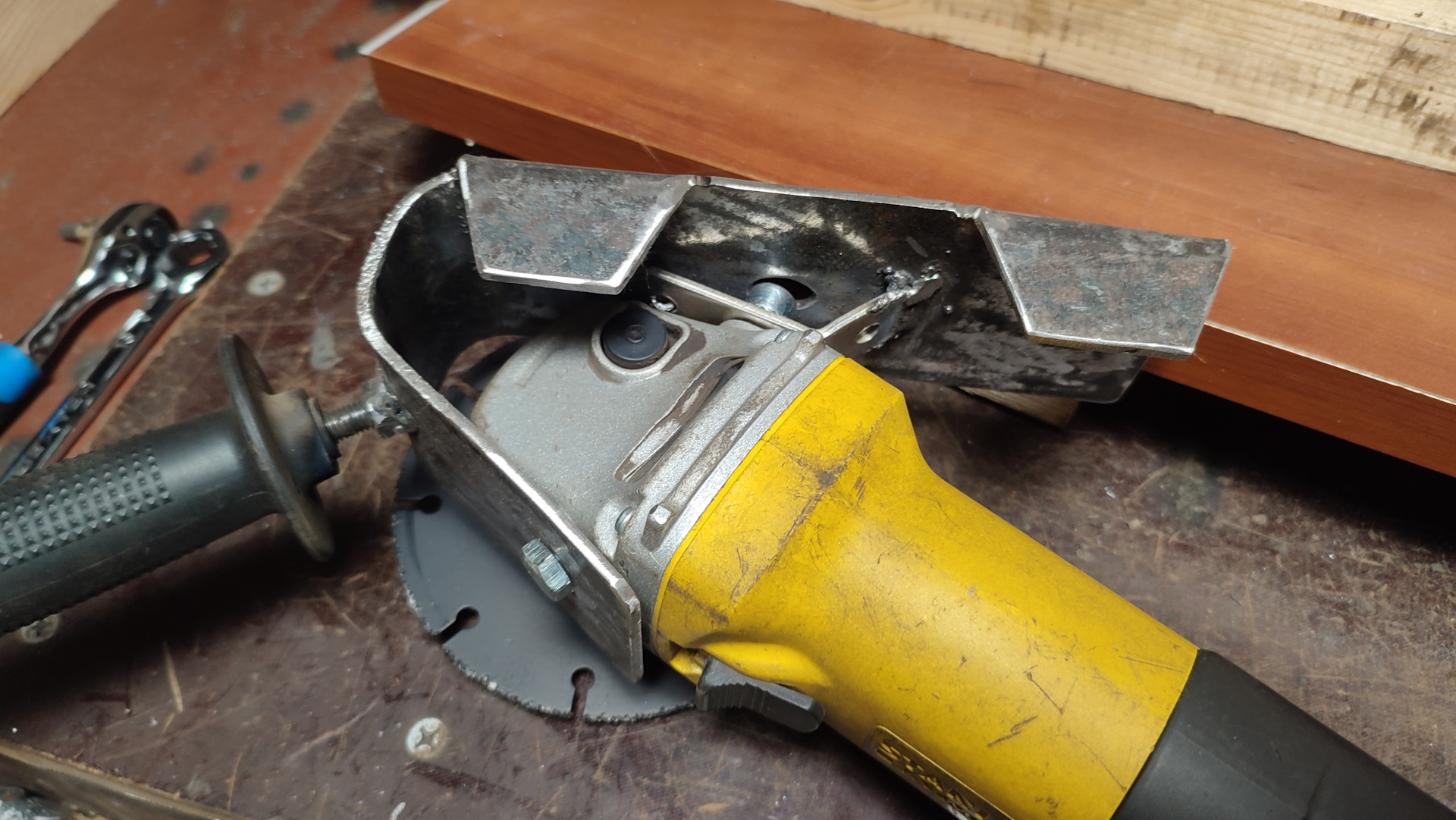 Простое крепление для компактной болгарки: видеоинструкция