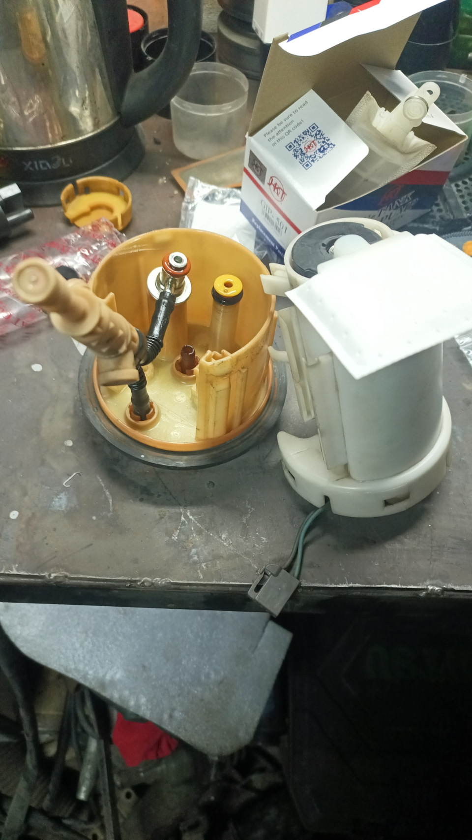 топливный насос в процессе сборки. Собирать в таком положении чтобы нормально села уплотнительная резинка справа — Mitsubishi Pajero (3G)