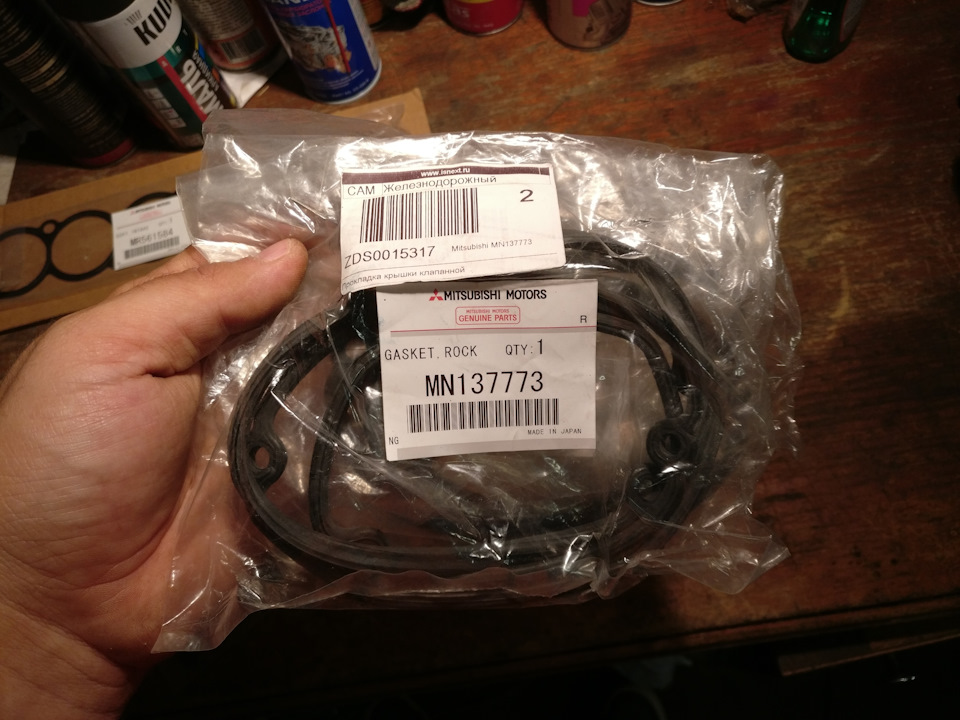 2 Прокладки клапанных крышек — Mitsubishi Pajero (4G). Запчасти на фото: MN137773