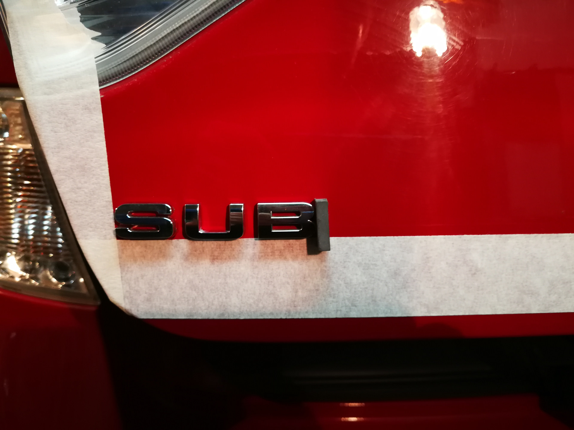 Шильдик крышки багажника киа рио. 2110 крышки багажника modern. Toyota sprinter логотип. Ваз 2110 с заваренным багажником. 5 1.