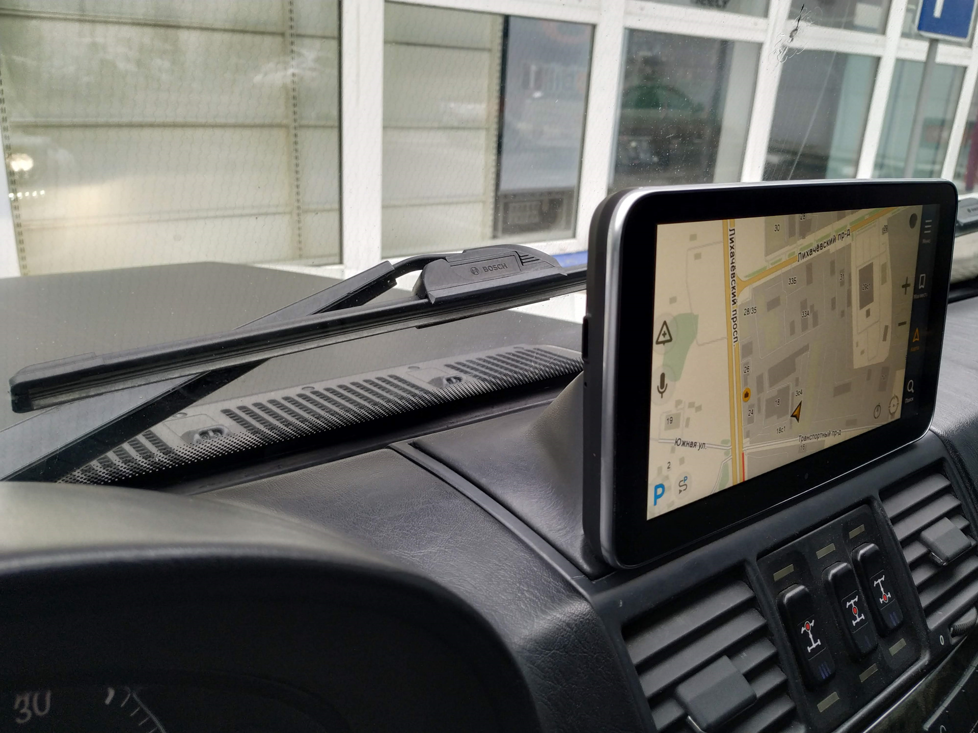 Выдвижной экран в машину. Монитор андроид на Торпедо w124. ЖК-мониторы в Мерседес g-463. Многофункциональный монитор для Мерседес w210. Mercedes g 463 магнитола андроид.