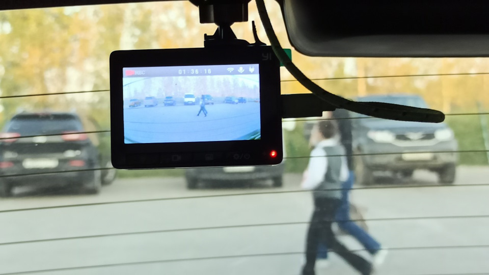 83. Установка видеорегистратора YI Compact Dash Camera на заднее стекло ...