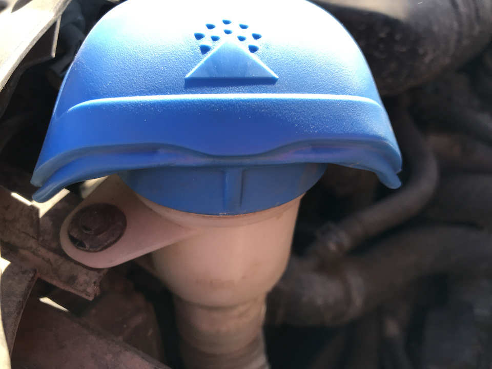 Насколько открываний/закрываний хватит этого изгиба. Сомнительно. При этом я уже видел, где в этом изгибе есть трещины, порвано. — Skoda Octavia A7 Mk3