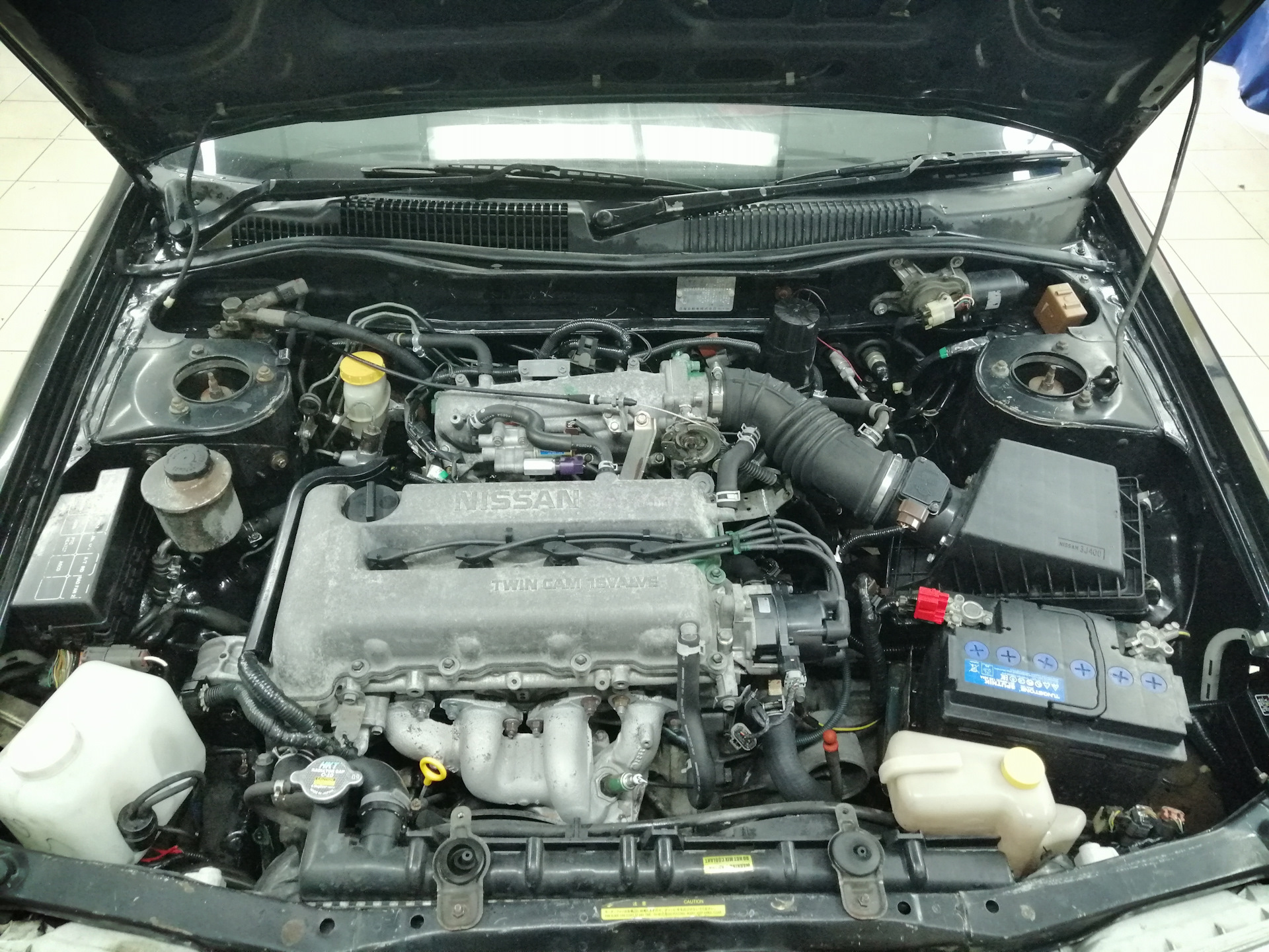 Мотор ниссан примера р11. Nissan primera p11 под капотом. Nissan primera p11 мотор. Nissan primera р11 двигатель. Primera p11 под капотом.