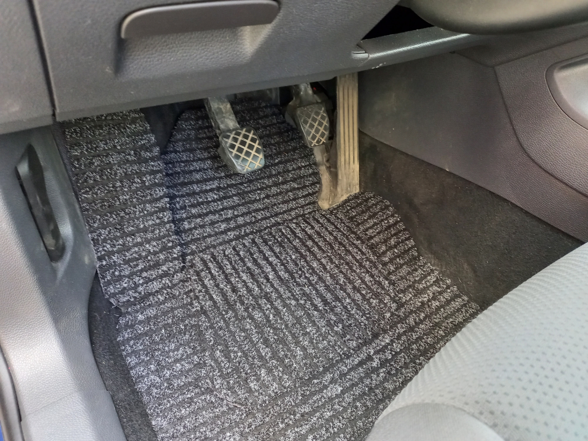 Автоковрик под ноги по дешману — Volkswagen Golf Mk5, 1,4 л, 2008 года ...