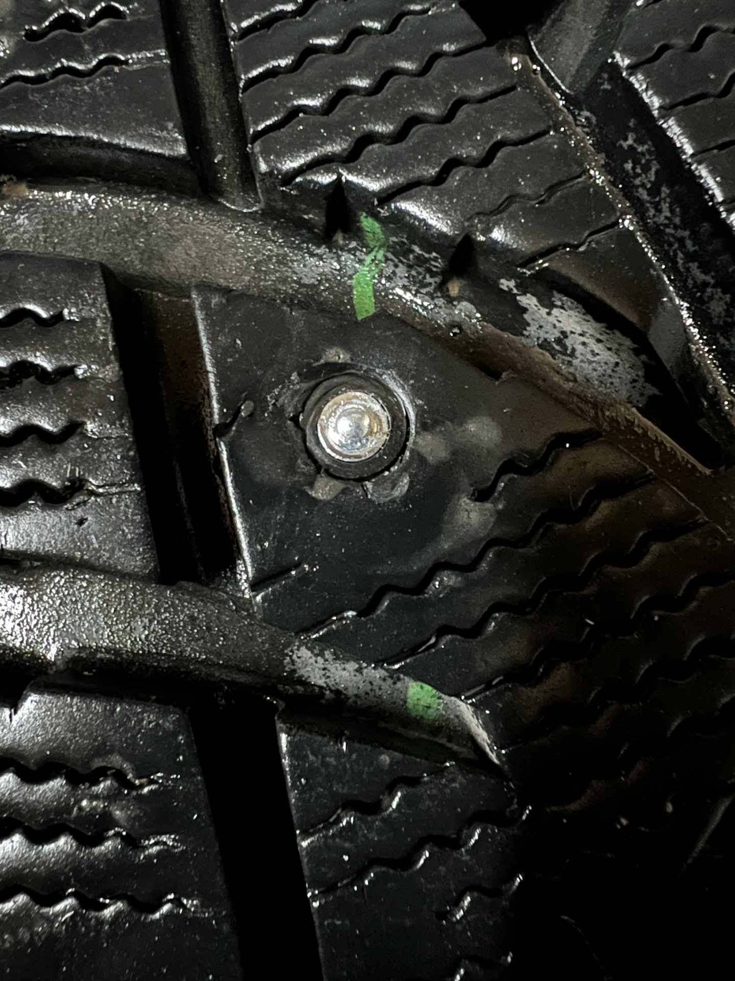 Перешиповка зимних шин с помощью ремонтных шипов и устройства «Дошипун ...