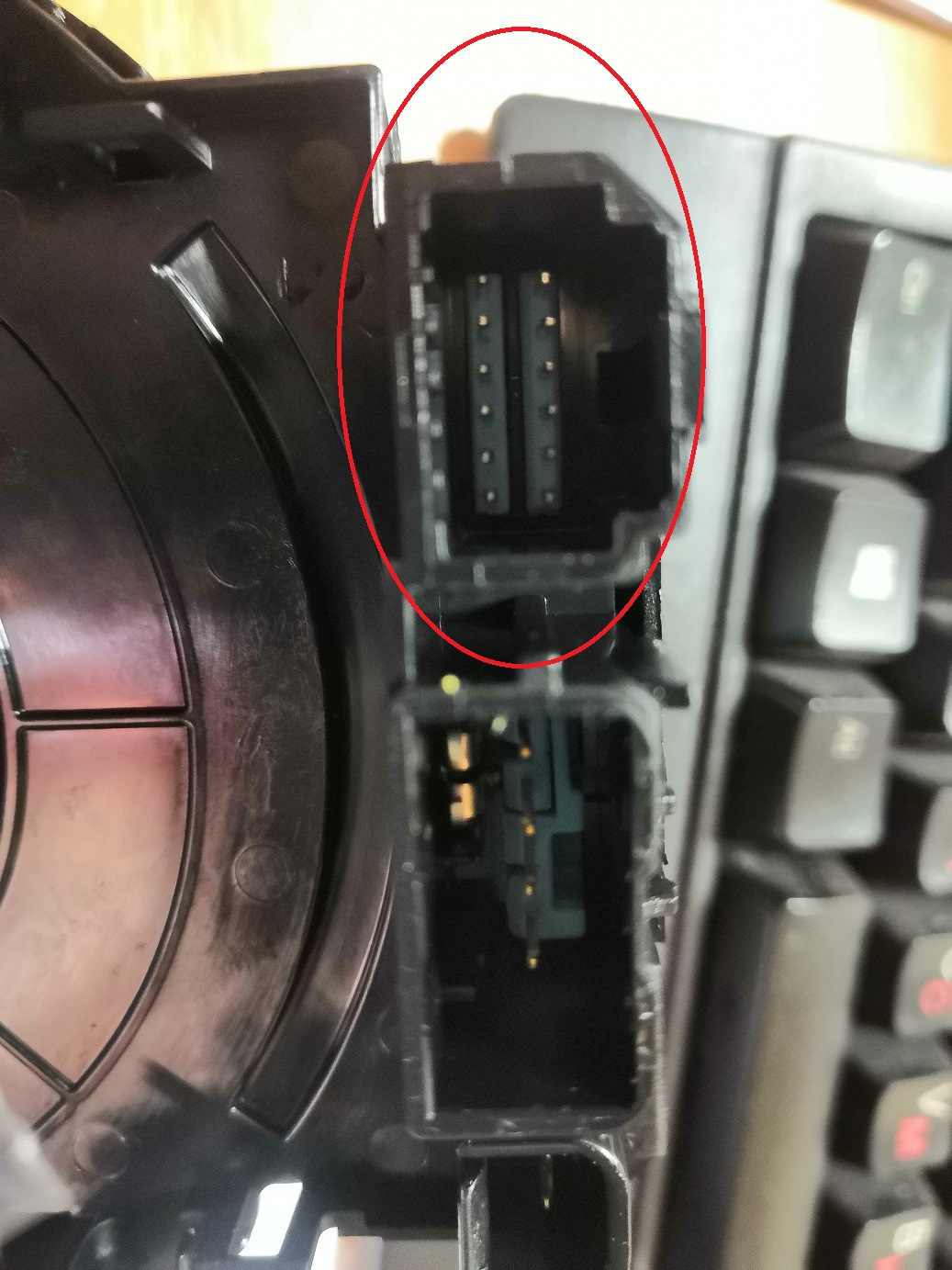 Как найти такой разъем ха 6. Разъём на 9пинов a0015421625 преобразователь mercedes. Разъем на зеркало мерседес. Где найти разъем. Сколько входов под штекера на блоке управления mr367997.