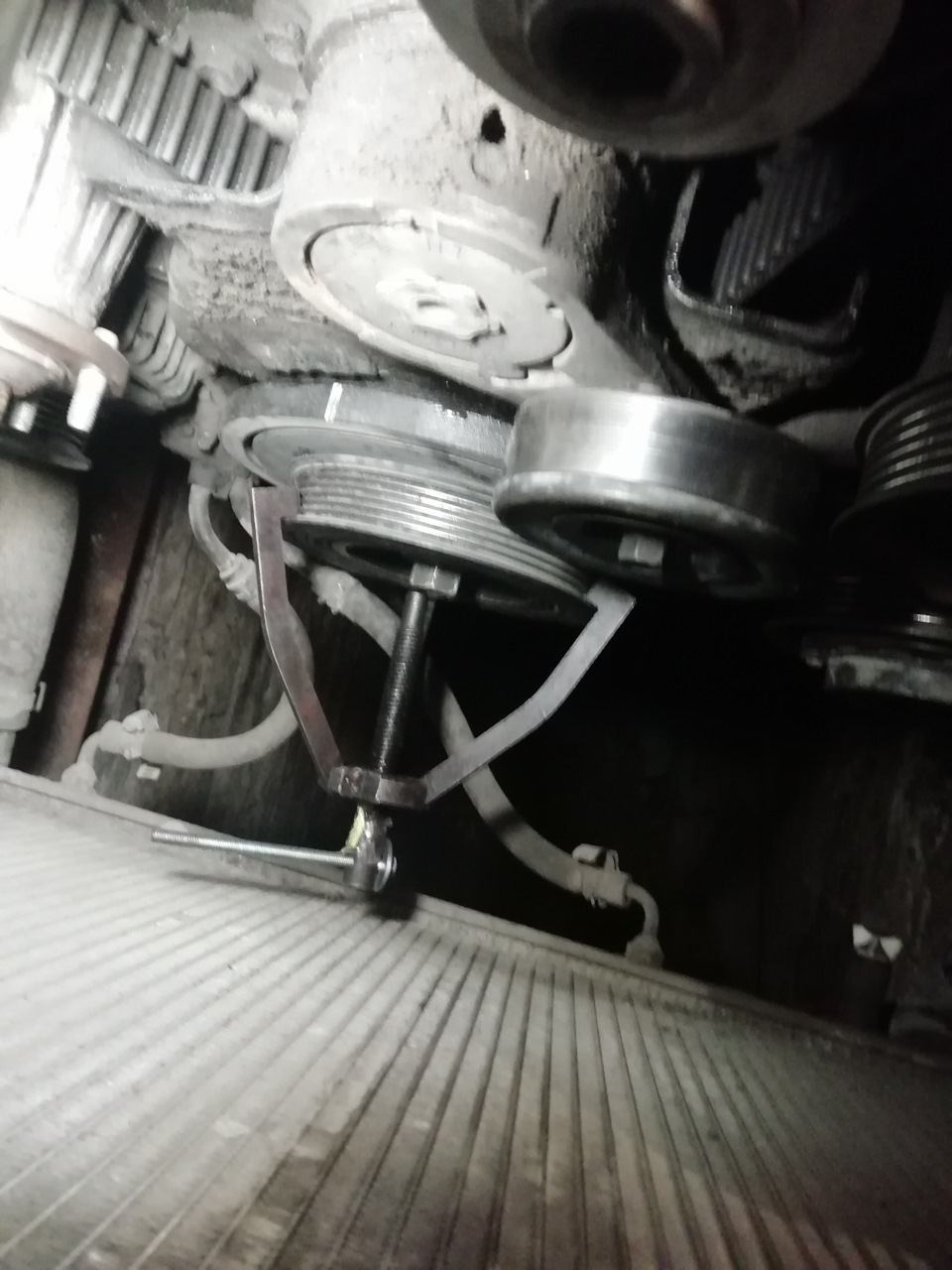 Если у тебя его нет, то даже не лезь в грм, потратишь много времени и нервов, а в итоге не снимешь. Купил я этот съёмник за 300р и снял шкив за 2 минуты без каких либо трудностей, сейчас думаю, вот дурак, давно бы уже купил и не мучился — Toyota Chaser (100)