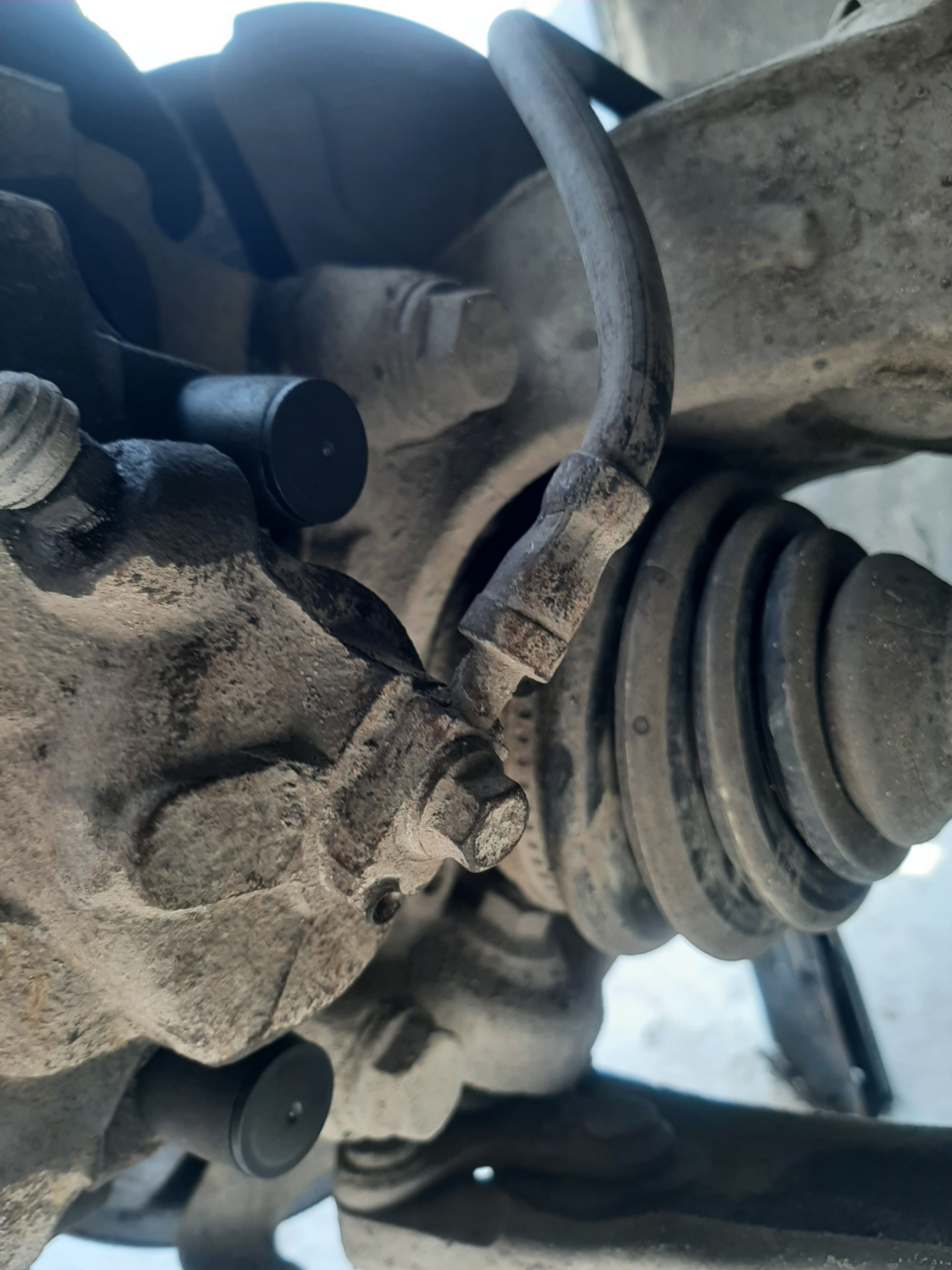 24⚡Замена передних направляющих суппортов — Volkswagen Passat B6, 2 л ...