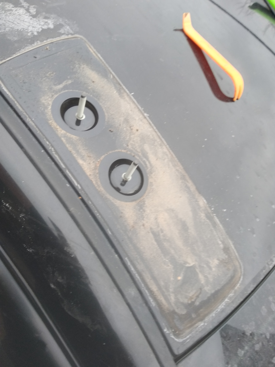 Загерметизировал крепления рейлингов дастера. — Renault Duster (1G), 1 ...