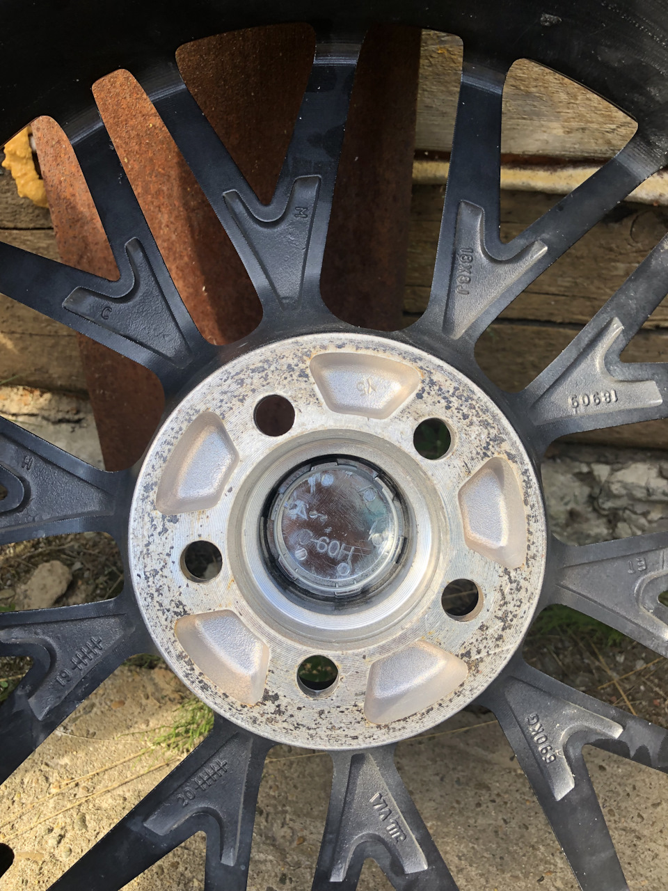 Вот те самые выемки, которые уместили в себя 1,5 см родных шпилек — Mazda 6 (1G) GG. Запчасти на фото: S0631