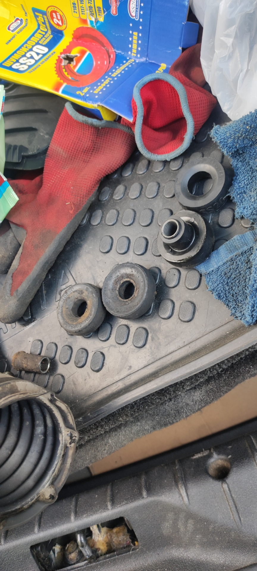 Подушка амортизатора ss20, отличается от заводской, тем что втулка в резине и едина с самой нижней подушкой, слева например, есть на стакане следы втулки о стакан — Lada Гранта Лифтбек (2G)