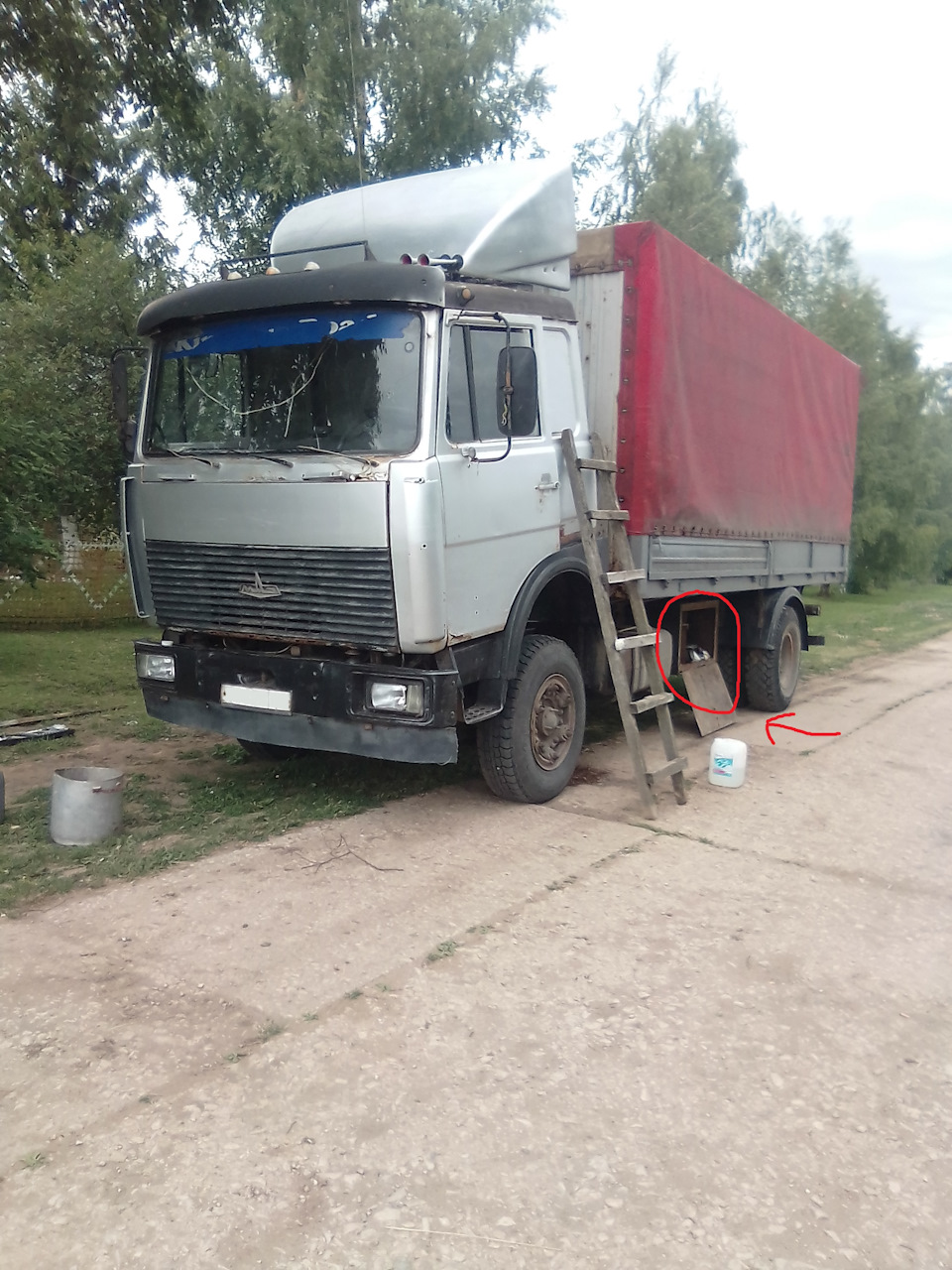 вин код маз 5516. mSAAAgI2juA 960. вин код маз 5516 фото. вин код маз 5516-mSAAAgI2juA 960. картинка вин код маз 5516. картинка mSAAAgI2juA 960. Всем доброго времени суток. Сегодня уже второй раз пытались поставить на учет Маз и второй раз потерпели не удачу. ЭТО ФИАСКО БРАТАН ))) Конечно все это могло бы быть весело, если бы не было так печально. Но обо всем по порядку.Первый раз мы поехали в ГИБДД 17.07.2019, по совету друга приехали туда пораньше, учитывая тот момент что МРЭО работает с 8:30 мы были там уже в 7:30 утра, народу было уже не мало, так же был человек с бумажкой и ручной, который составлял список очереди, не смотря на то что мы приехали в 7:30 утра, по списку мы были 27. Перед открытием отделения ГИБДД, в списке было 44 человека. Двери открылись и вся толпа ринусь за талонами! За столом сидела грозная женщина в форме, которой отдали составленный список и она в порядке живой очереди, по списку, раздавала талоны. В этой день работало всего одно окно и талоны получили всего 15 человек из 44, остальные, впрочем как и мы остались в пролете!