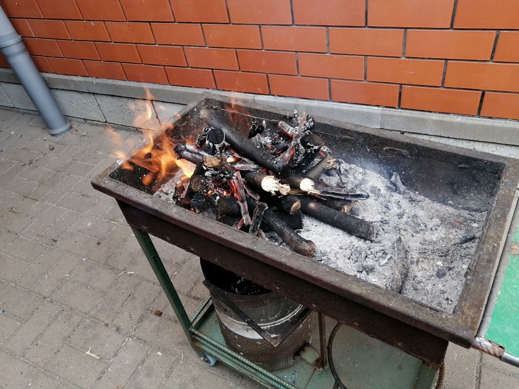 Можно ли жарить шашлыки в омске. Дрова для мангала. Дрова в мангале фото. Печь на углях для приготовления. Мебель для барбекю.