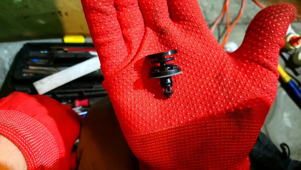 клипса — Volvo S40 (2G)