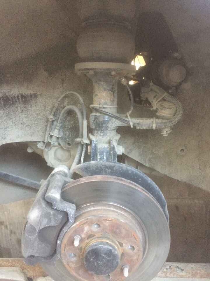 #5.3 — Пневмоподвеска — Установка стоек — Lada Приора седан, 1,6 л ...