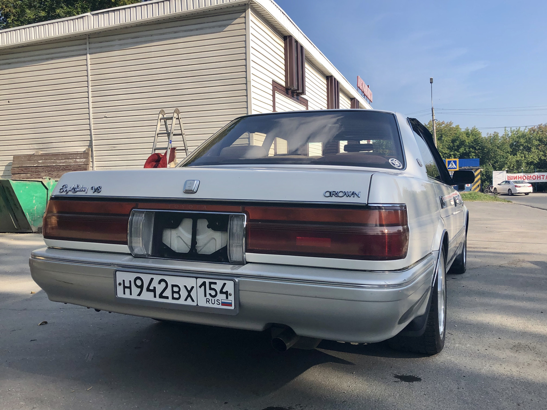 Toyota crown 131 wide body отличие