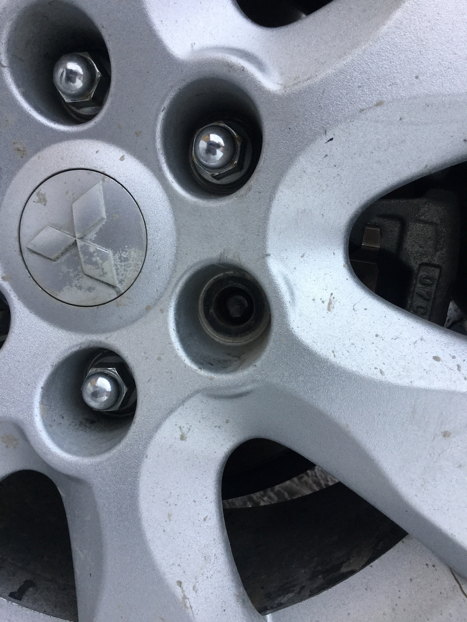 Отломилась шпилька на заднем колесе — Mitsubishi Pajero (4G), 3 л, 2010 ...