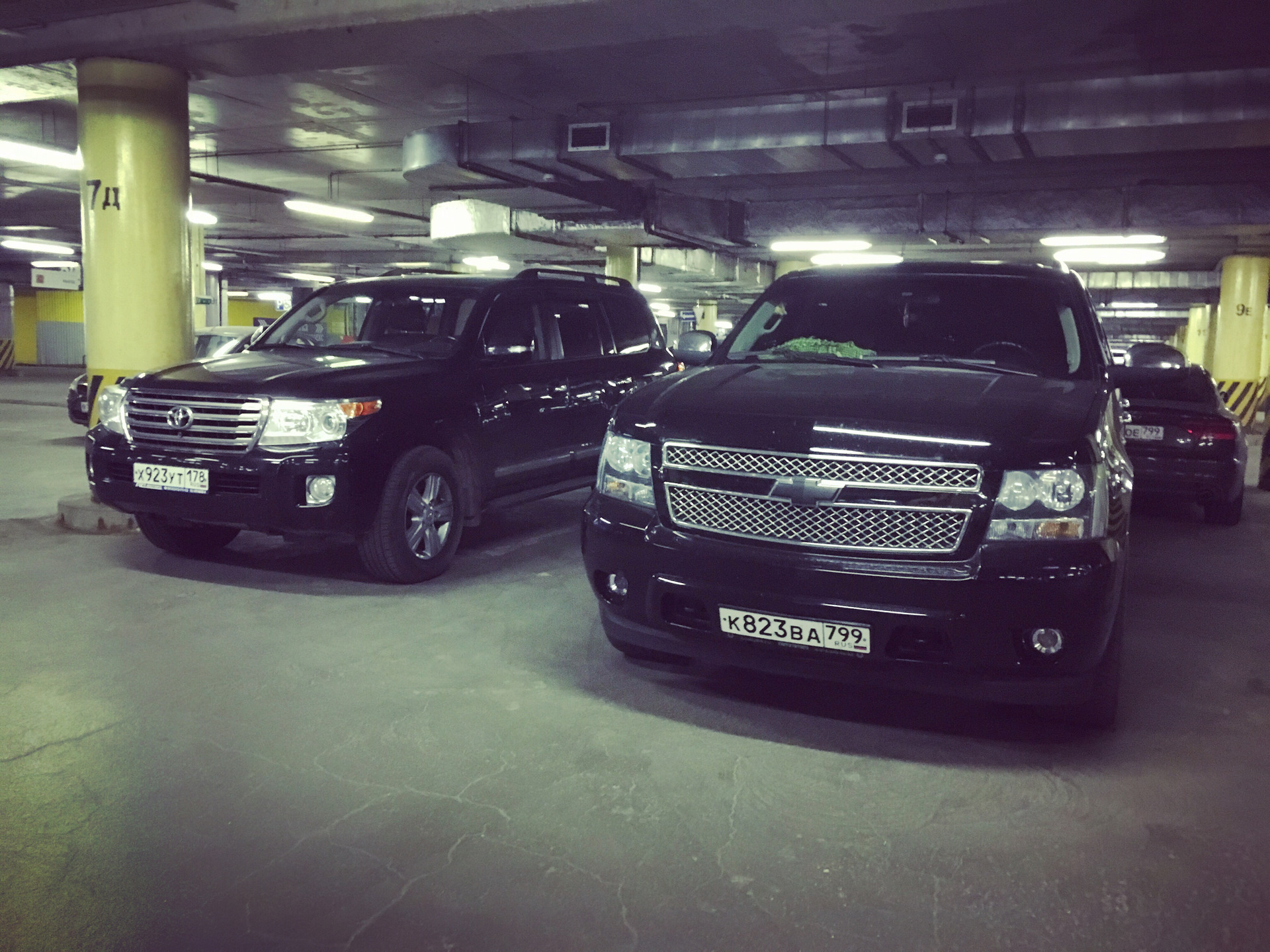 Cadillac Escalade vs Toyota Land Cruiser 200