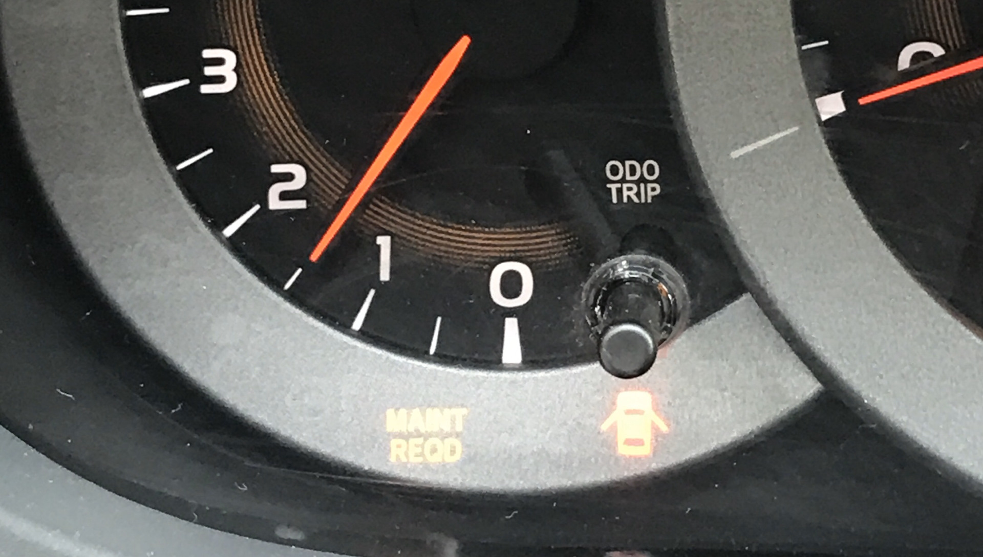 Дёргается стрелка тахометра. Стрелка спидометр нива 21213. Тахометр при заводке. Тахометр при заводке. Приборная панель опель зафира турер.