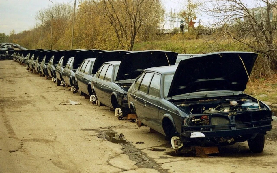 Вся площадка готовой продукции АЗЛК, стоянка при Торговом Доме АМИ-Тун, Возле административного здания Заводоуправления АЗЛК ОАО Москвич были забиты некомплетными автомобилями.Будущие владельцы либо выкупали эти автомобили и своими силами дособирали, чем только можно было, и ранними деталями с 2141х ранними торпедо, дермантин или ворс карты сиденья с подголовниками, что под руку попадалось…затариваясь запчастями в Южном Порту на рынке запчастей Москвич, дособирали, если было немного и уезжали…Армяне ходили с кипой документов и техпаспортов и сверяли искали документы под определенный кузов среди нескольких тысяч машин (!) Так, многие обновили автопарк, сменив кузова сгнившие или разбитые, кто-то хотел кузов Князя, итак появилось множество самосборов. — Москвич 2141