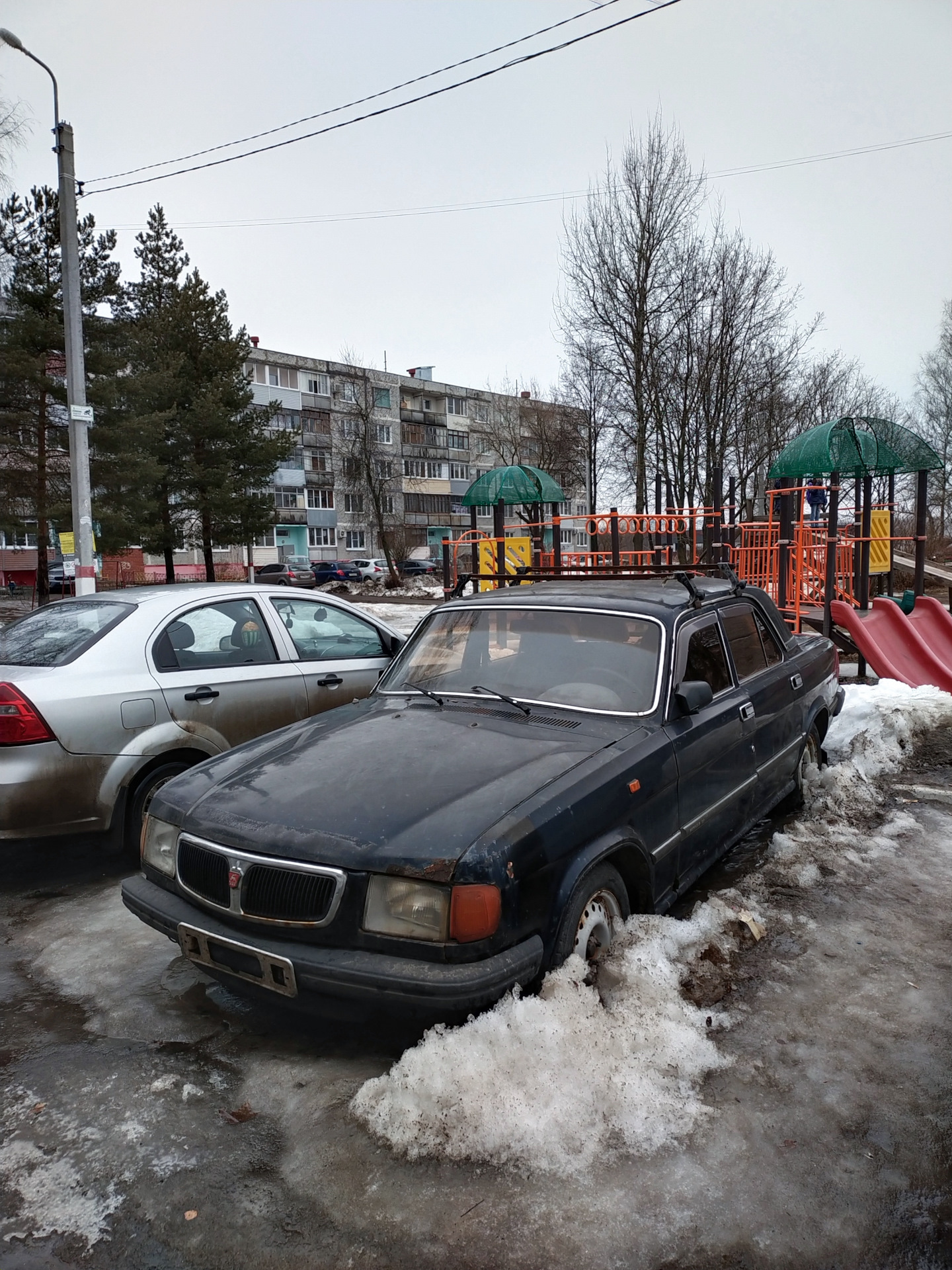 Авто в артемовском. Брошенные машины. Брошенные машины в Беларуси. Брошенные автомобили в Калуге. Брошенные автомобили в Москве.