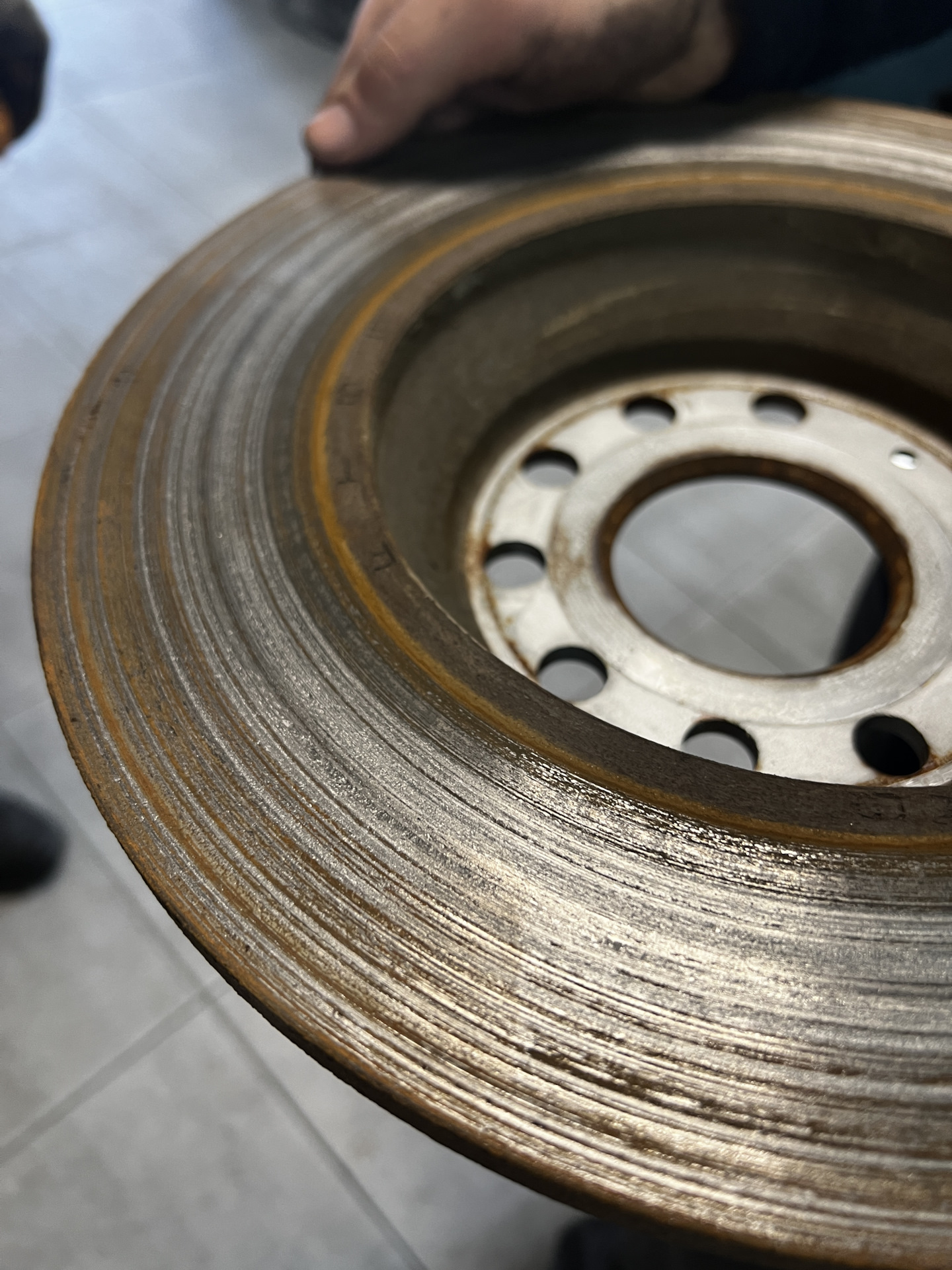 Колодки стерлись неравномерно — Skoda Kodiaq (1G), 2 л, 2021 года ...