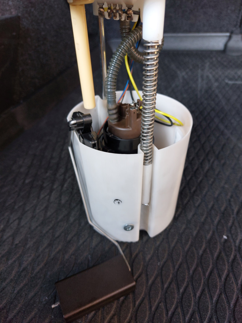 Сетка в неразборном бензонасосе. — Volkswagen Jetta VI, 1,6 л, 2013 ...