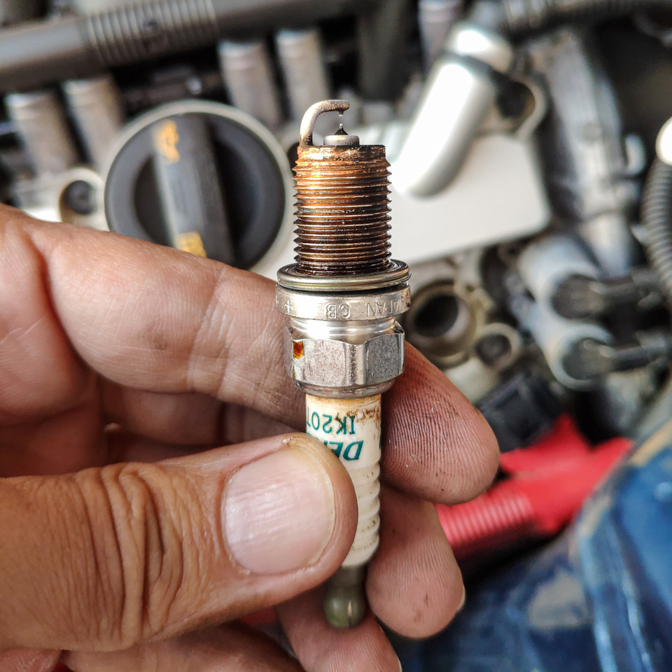 Цилиндры 4 и 5 свечки в идеале, а вот в 6ом свеча в маслице и слегка в нагаре. — Audi A5 (1G)