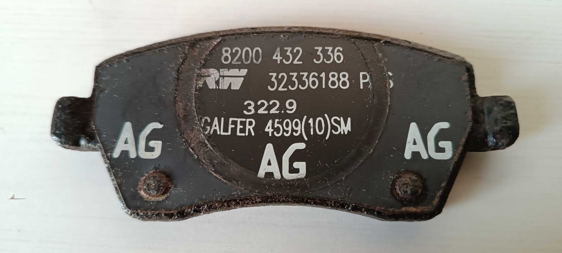 Замена передних тормозных колодок — Renault Kaptur (2016), 1,6 л, 2020 ...