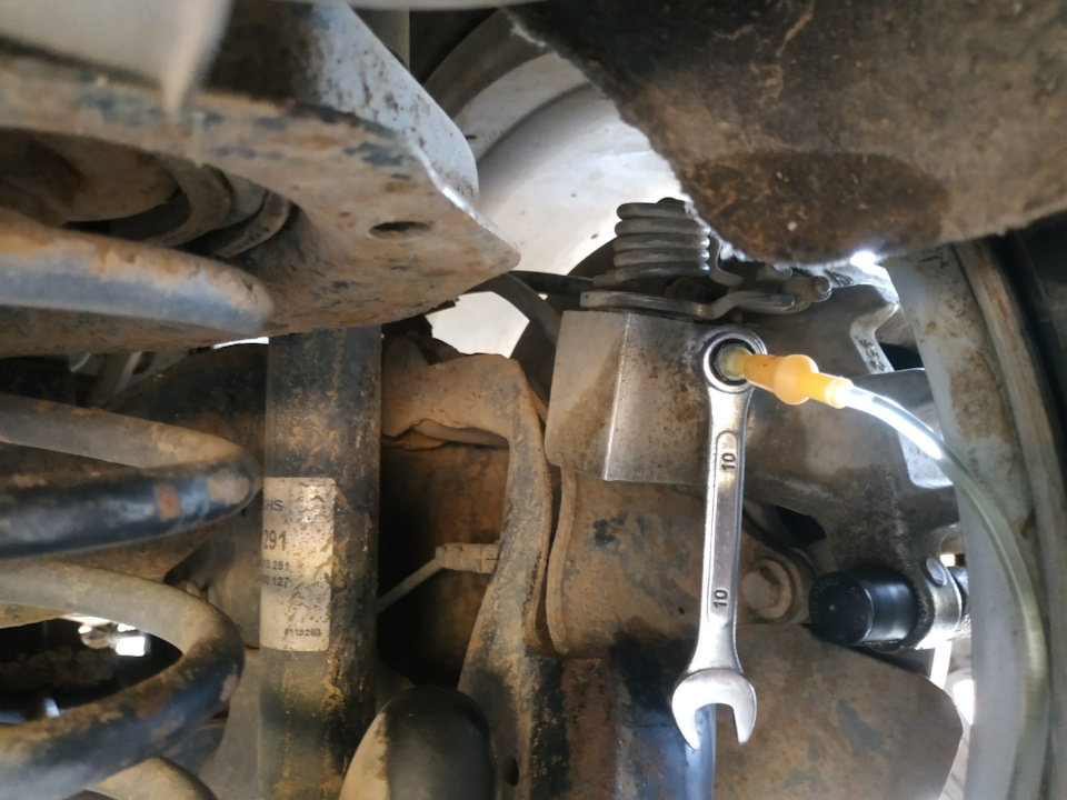 Замена тормозной жидкости, прокачка тормозов и сцепления — Ford Focus ...