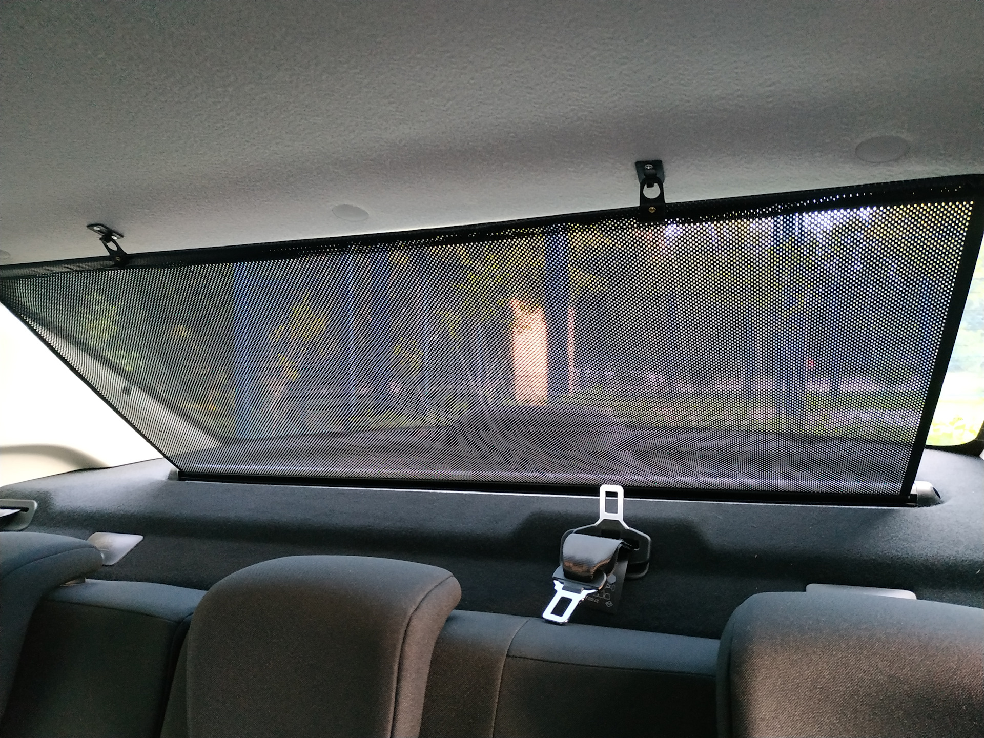 Солнцезащитные экраны на стекла. Шторки на заднее стекло Рено Меган 2. Солнцезащитные шторки на Рено Логан 1. Шторка заднего стекла Рено Меган 2. Автомобильные шторки 2109 лобового стекла.