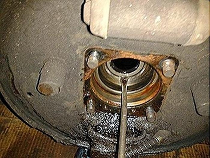 Удаление старого сальника полуоси