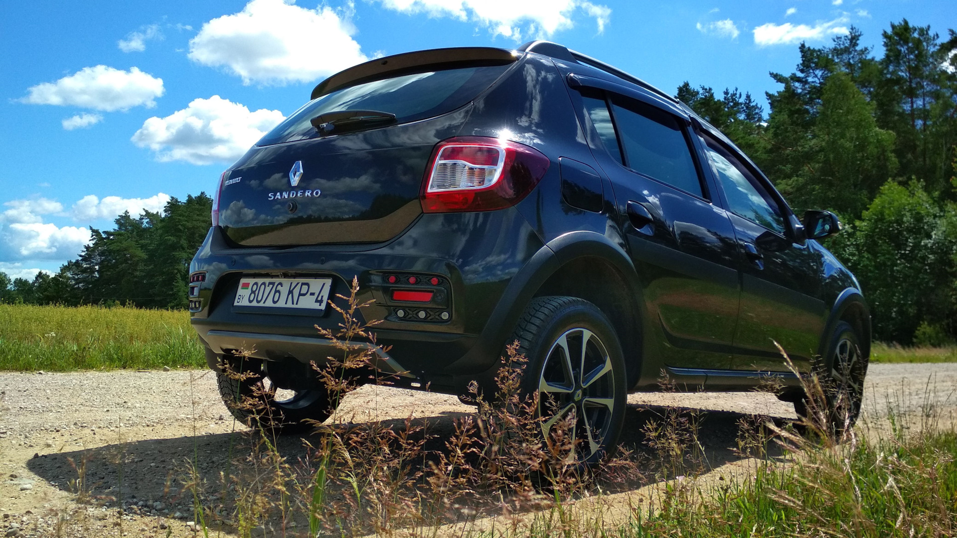 Renault Sandero Stepway (2G) 1.6 бензиновый 2015 | 黒 Metallic Вlack 鉄 на  DRIVE2