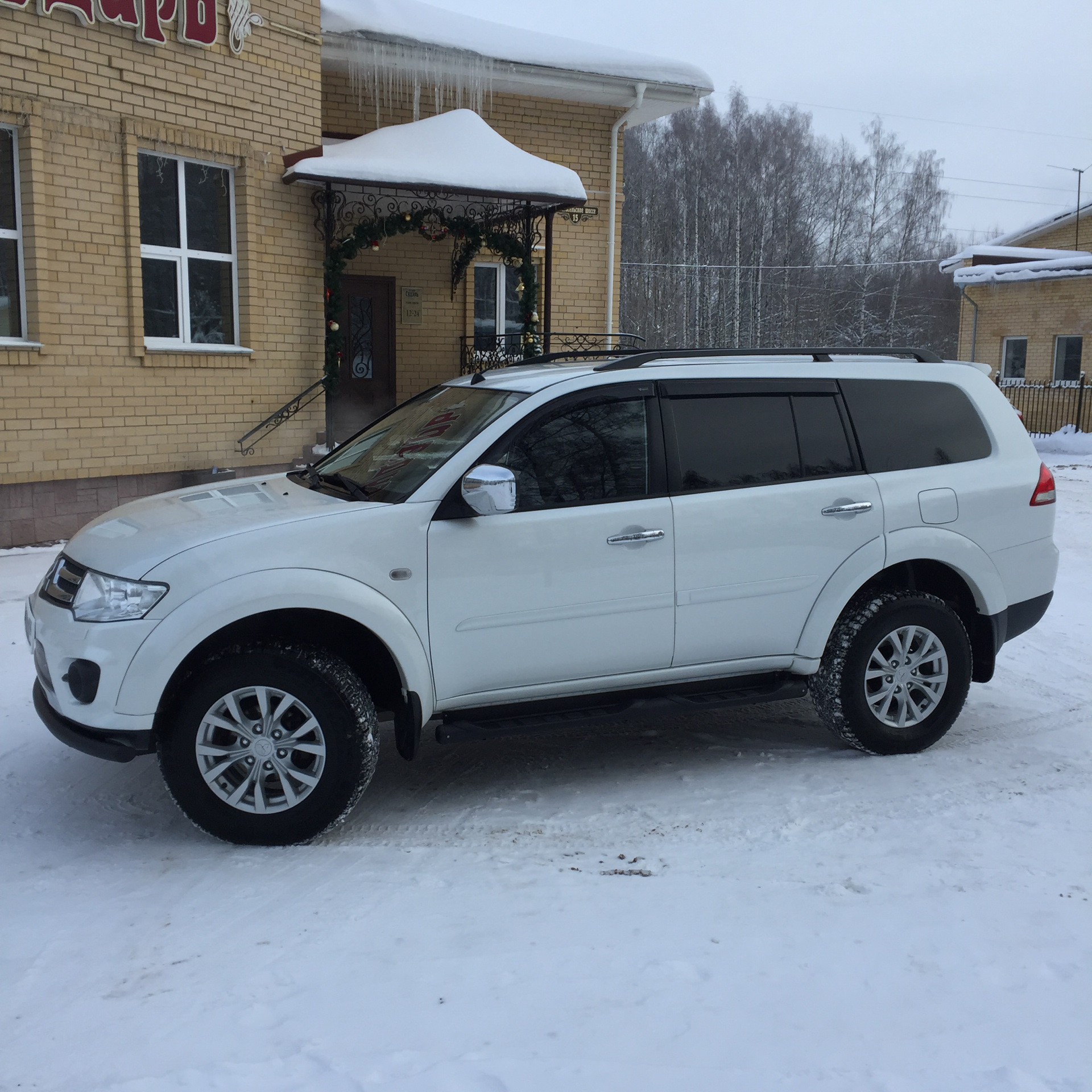 Диски pajero sport 2. Митсубиси Паджеро спорт 2.5 дизель. Диски на Паджеро спорт 2. Pajero Sport 2 диски. Mitsubishi Pajero Sport 2 диски r20.