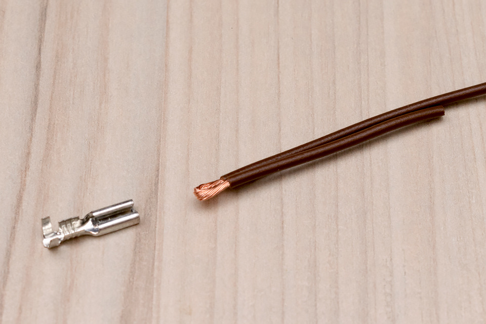 Провод массы. Короткий конец пойдёт в разъём для подключения к жгуту, а длинный — обратно в мозги камеры — BMW 6 series (E63)