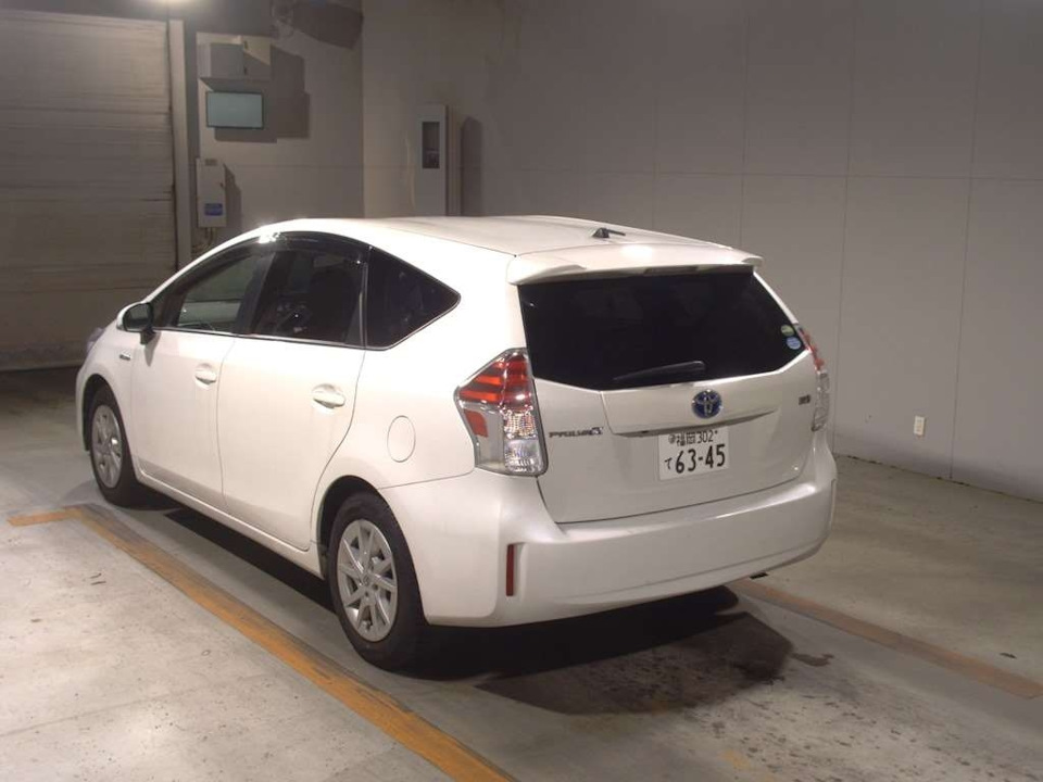 Toyota Prius Alpha 2014