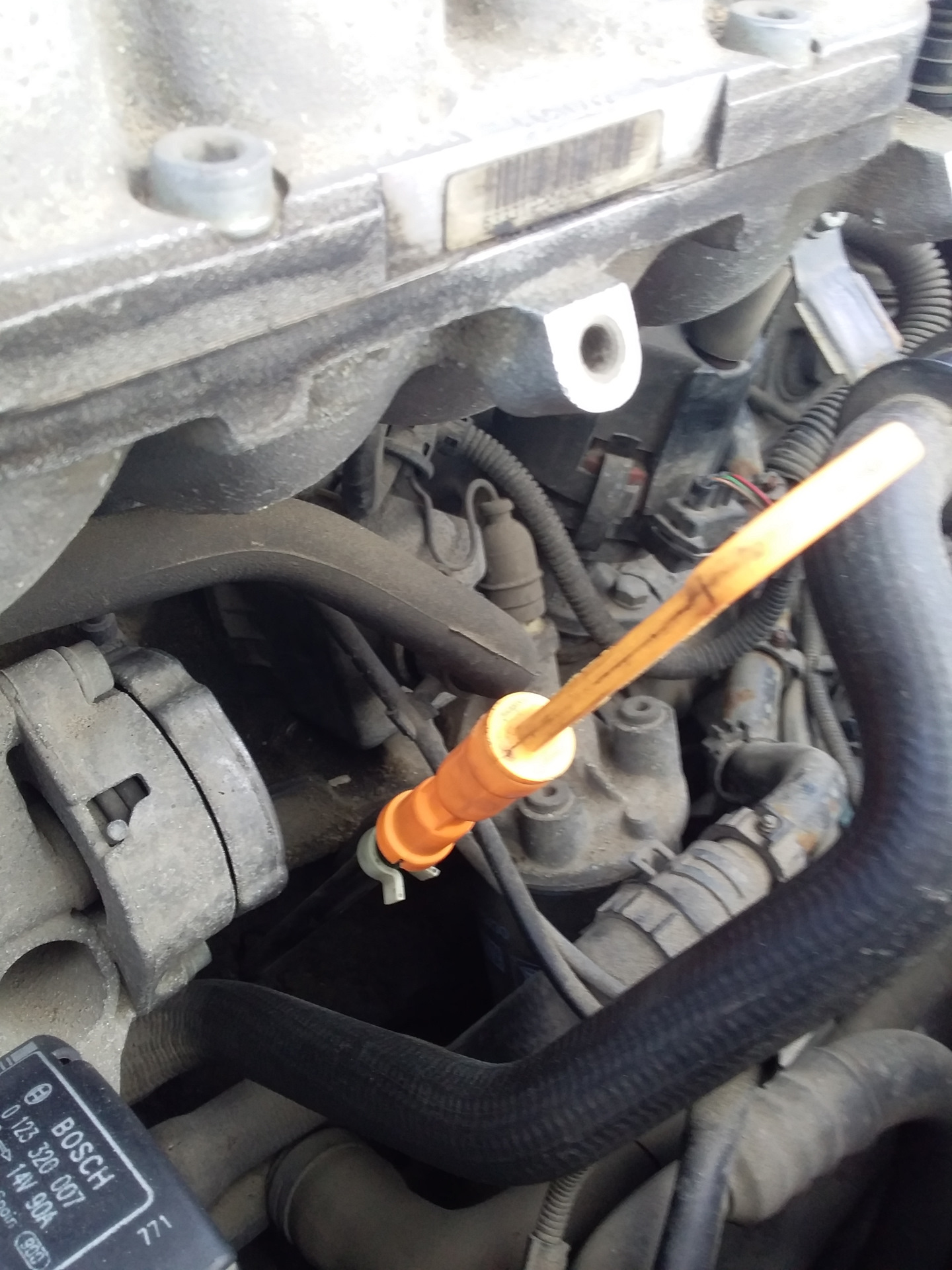 Замена щупа. Ауди а4 б5 щуп 1. Volkswagen passat 1. Замена щупа. 8 turbo масляный щуп.