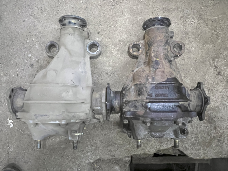 Видно как уже вырезаны резиновые втулки в ушах — Nissan Laurel (C35)