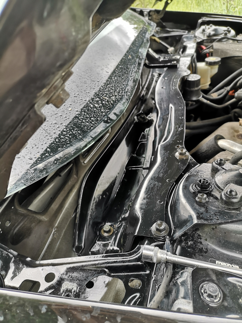 взял шкурку 1500 и аккуратно все очистил — Mazda 6 (2G) GH