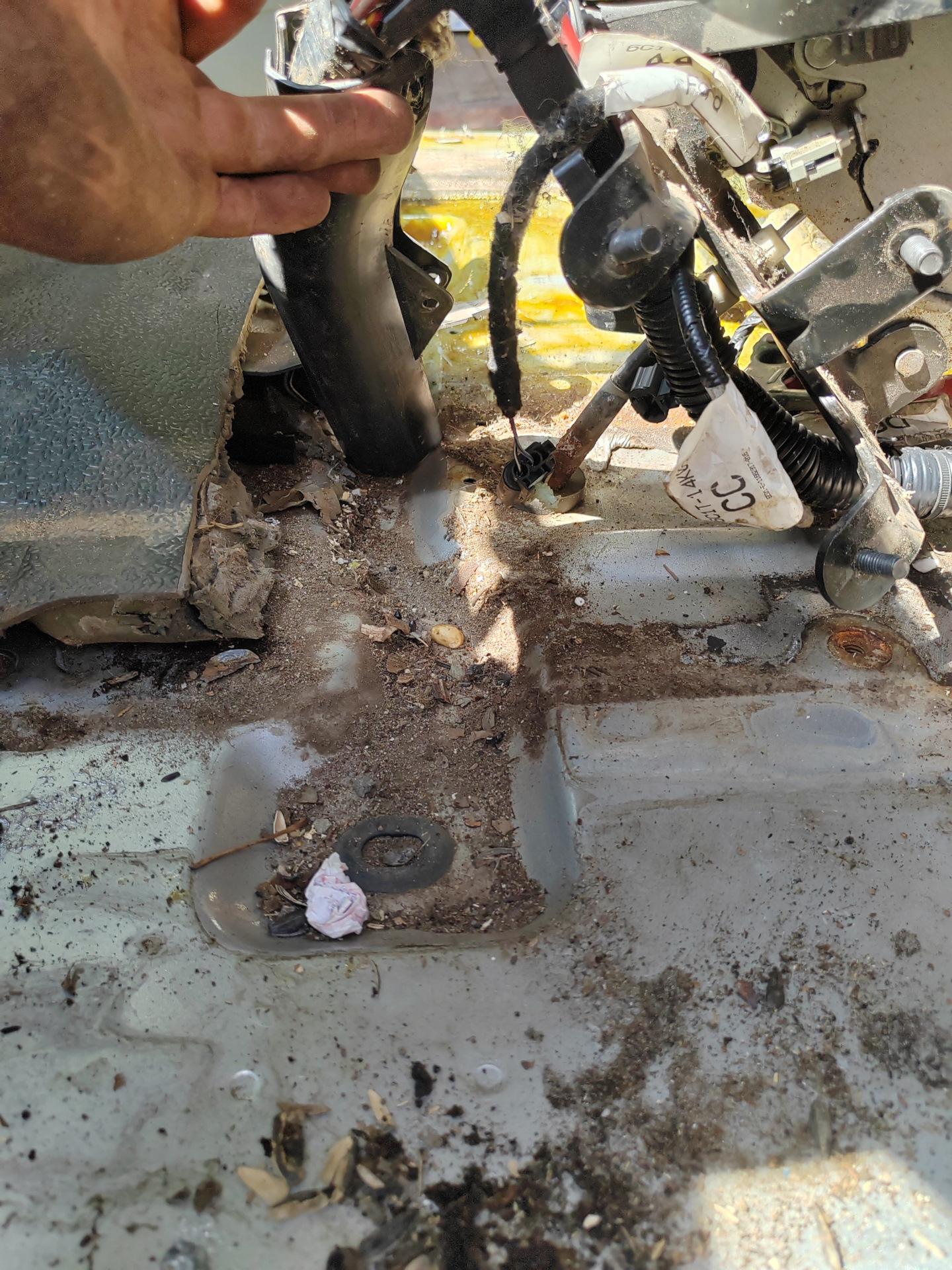 Установка сухого фена, мойка бака и ревизия пола под ногами водителя ...