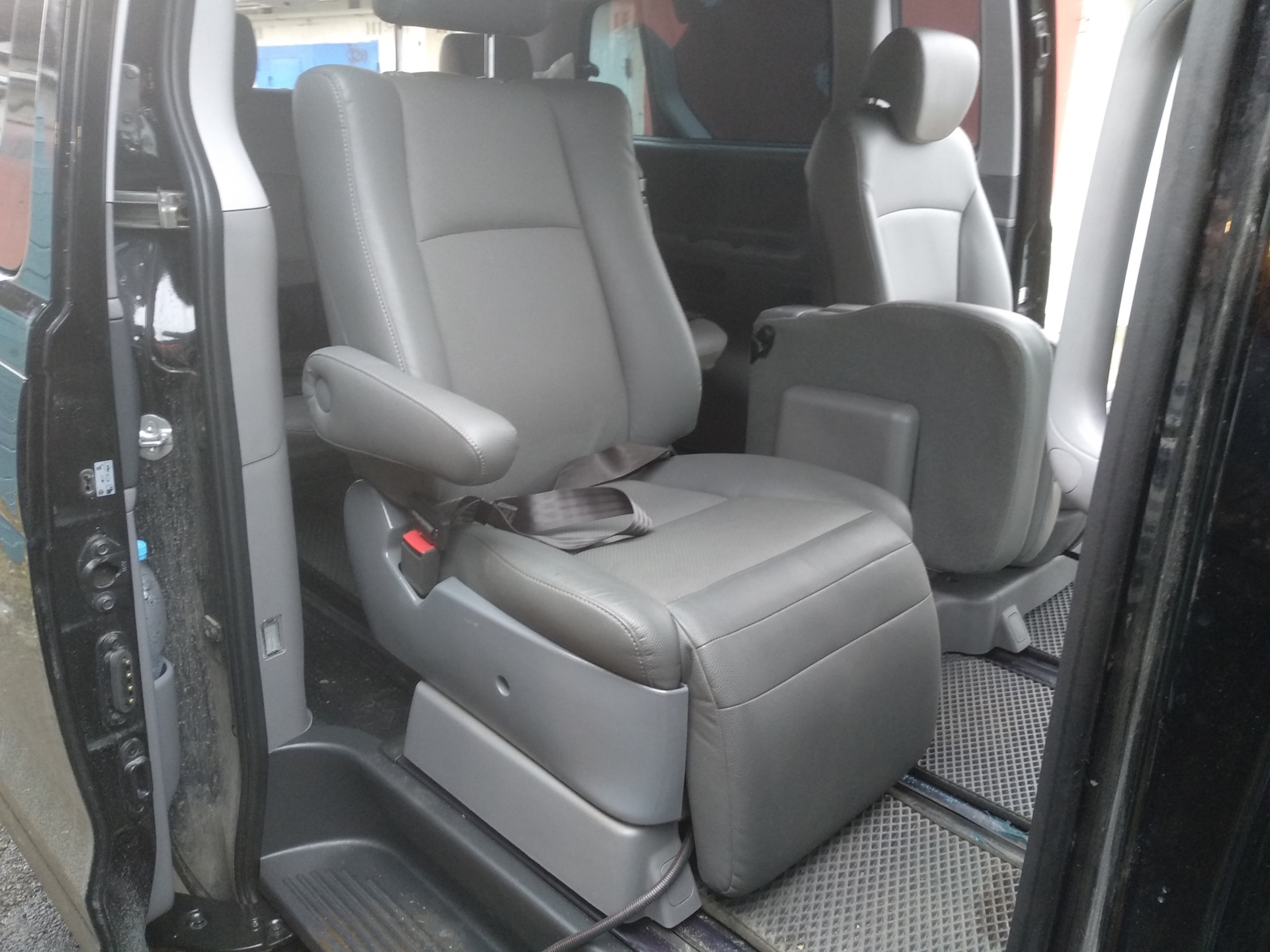 Nv200 салон от Grand Starex